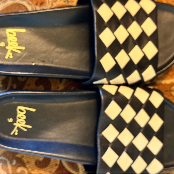 Beek Pelican Leather Slide. Woven.Black -Cream Size 9 EUC memory foam bed - Picture 12 of 15